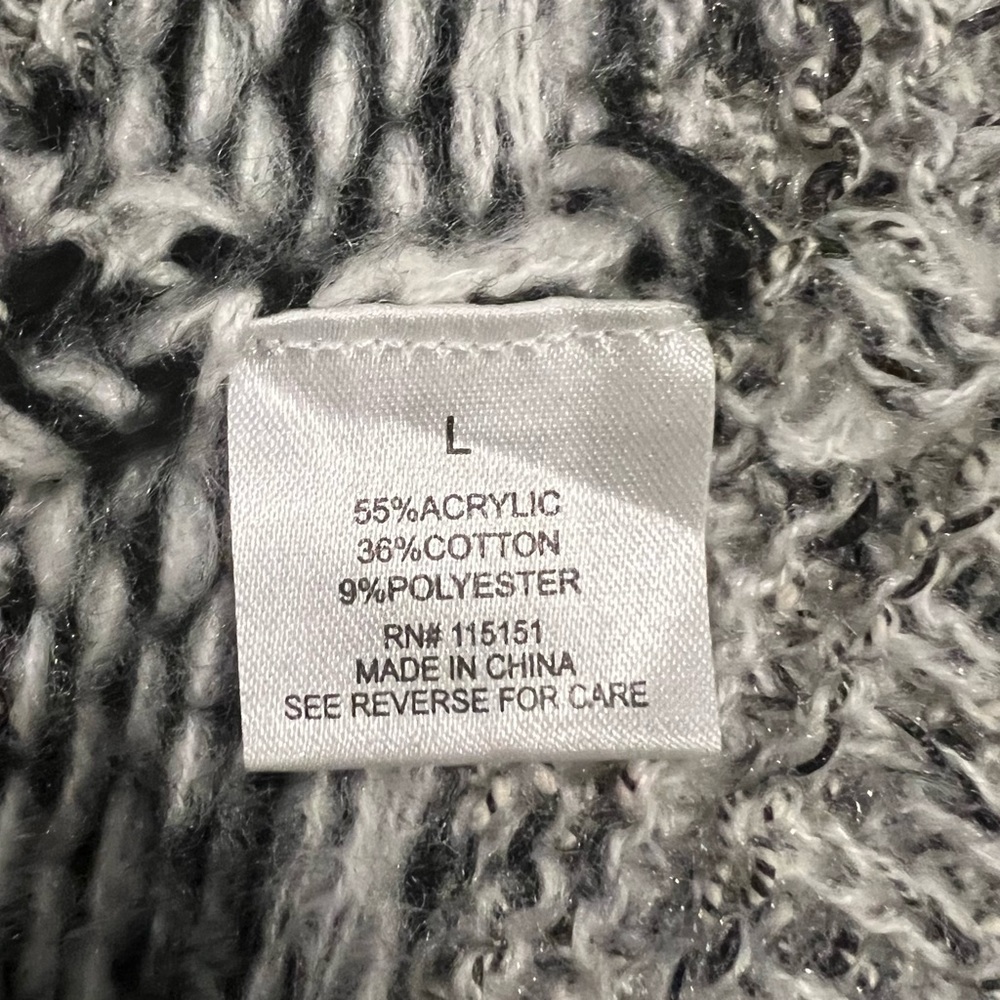 NWOT Romeo and Juliet Couture Black and Gray Southwest Print Sweater Size Large - Picture 4 of 5